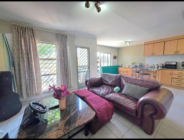 2 BEDROOM DUPLEX FOR SALE IN FREEWAY PARK